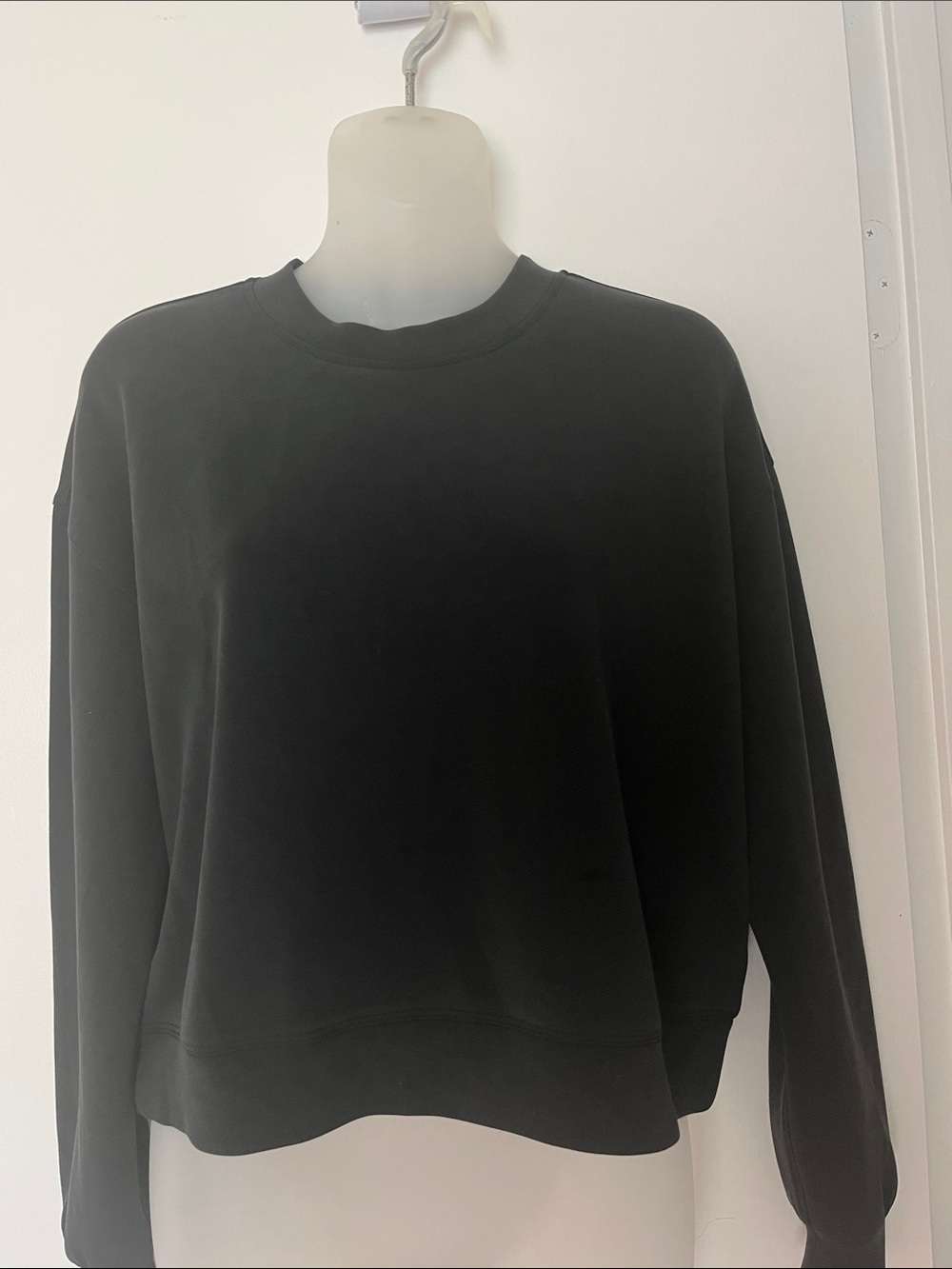 Urban Social Women’s Classic Black Crewneck Sweatshirt soft small